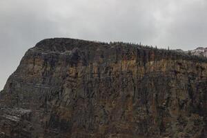 spektakulär Aussicht von Messeblick Berg auf ein wolkig Tag, See Louise, Kanada. foto