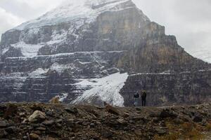 Wanderer gehen oben zu das kanadisch Rockies. foto