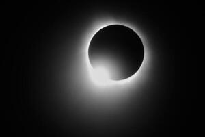 das Diamant Ring von das gesamt Solar- Finsternis April 2024 im das vereinigt Zustände foto