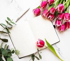 rosa Frühlingstulpen und Notizbuch foto
