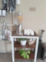 Jakarta, Indonesien auf Juli 7 2022. verschwommen defokussieren Foto von das Innere von ein Vordergrund Cafe im Jakarta, einfach und mit ein industriell Thema, Bereitstellung herzlich willkommen Getränke und verschiedene andere Der Umsatz