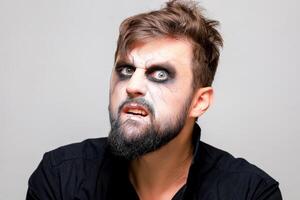 Nahansicht Porträt von ein Mann mit ein Bart mit bilden zum Halloween im das Stil von das Untote foto