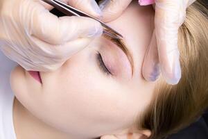Verdünnung von Augenbraue Haare nach Augenbraue Färbung und Laminierung Verfahren foto