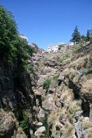 el tajo Schlucht und Senke im Runde. das Klippen von das el tajo Schlucht im Andalusien, Spanien. Antenne Aussicht von Stein Felsen Senke Schlucht foto