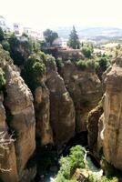 el tajo Schlucht und Senke im Runde. das Klippen von das el tajo Schlucht im Andalusien, Spanien. Antenne Aussicht von Stein Felsen Senke Schlucht foto