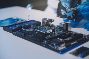 schließen oben von Techniker Messung Stromspannung elektronisch Schaltkreis Tafel Fernsehen, Bedienung nach Verkauf Fix elektrisch Ausrüstung innerhalb Versicherung. foto