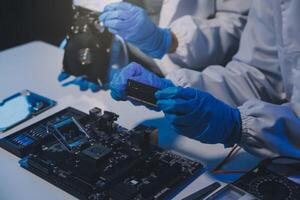 schließen oben von Techniker Messung Stromspannung elektronisch Schaltkreis Tafel Fernsehen, Bedienung nach Verkauf Fix elektrisch Ausrüstung innerhalb Versicherung. foto