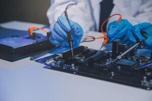 schließen oben von Techniker Messung Stromspannung elektronisch Schaltkreis Tafel Fernsehen, Bedienung nach Verkauf Fix elektrisch Ausrüstung innerhalb Versicherung. foto