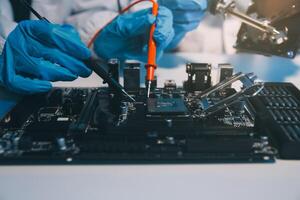 schließen oben von Techniker Messung Stromspannung elektronisch Schaltkreis Tafel Fernsehen, Bedienung nach Verkauf Fix elektrisch Ausrüstung innerhalb Versicherung. foto