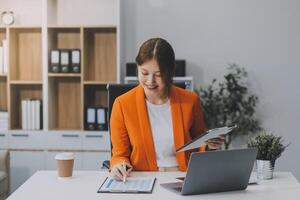 Porträt von asiatisch jung weiblich Arbeiten auf Laptop foto