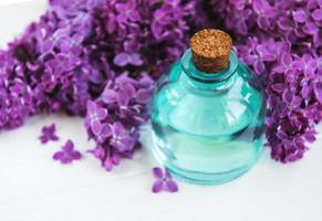 ätherisches Öl mit lila Blüten