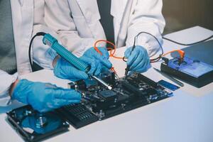 schließen oben von Techniker Messung Stromspannung elektronisch Schaltkreis Tafel Fernsehen, Bedienung nach Verkauf Fix elektrisch Ausrüstung innerhalb Versicherung. foto