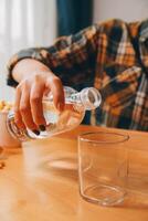 gesund schön jung Frau halten Glas von Wasser foto