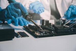 schließen oben von Techniker Messung Stromspannung elektronisch Schaltkreis Tafel Fernsehen, Bedienung nach Verkauf Fix elektrisch Ausrüstung innerhalb Versicherung. foto