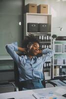 asiatisch Arbeiten Frauen entspannt von arbeiten, sie war froh. foto