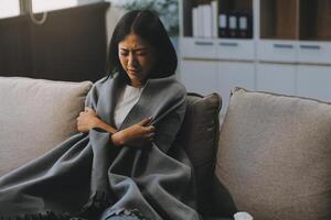 verärgert Frau frustriert durch Problem mit Arbeit oder Beziehungen, Sitzung auf Couch, Umarmen Knie, bedeckt Gesicht im Hand, Gefühl Verzweiflung und Angst, Einsamkeit, haben psychologisch Ärger foto