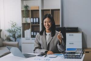 schön asiatisch Mädchen feiern mit Laptop, Erfolg glücklich Pose. E-Commerce, Universität Ausbildung, Internet Technologie, oder Anfang klein Geschäft Konzept. modern Büro oder Leben Zimmer mit Kopieren Raum foto