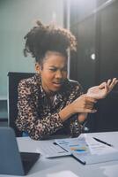 asiatisch Frauen Schmerzen von Arbeiten sie fühlte mögen entspannend foto