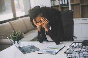 überarbeitet Geschäftsfrau Stress von Arbeit oder verärgert nach Fertigstellung treffen. emotional Druck, Stress beim Arbeit Konzept foto