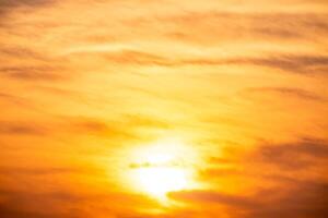 schön , Luxus Sanft Gradient Orange Gold Wolken und Sonnenlicht auf das Blau Himmel perfekt zum das Hintergrund, nehmen im Abend, Dämmerung, groß Größe, hoch Definition Landschaft Foto