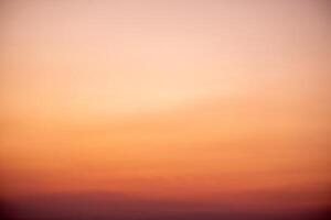 schön , Luxus Sanft Gradient Orange Gold Wolken und Sonnenlicht auf das Blau Himmel perfekt zum das Hintergrund, nehmen im Abend, Dämmerung, groß Größe, hoch Definition Landschaft Foto