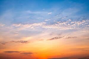 schön , Luxus Sanft Gradient Orange Gold Wolken und Sonnenlicht auf das Blau Himmel perfekt zum das Hintergrund, nehmen im Abend, Dämmerung, groß Größe, hoch Definition Landschaft Foto