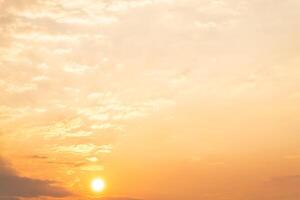 schön , Luxus Sanft Gradient Orange Gold Wolken und Sonnenlicht auf das Blau Himmel perfekt zum das Hintergrund, nehmen im Abend, Dämmerung, groß Größe, hoch Definition Landschaft Foto