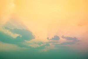 schön , Luxus Sanft Gradient Orange Gold Pastell- Wolken und Sonnenlicht auf das Blau Himmel perfekt zum das Hintergrund, nehmen im Abend, Dämmerung, groß Größe, hoch Definition Landschaft Foto