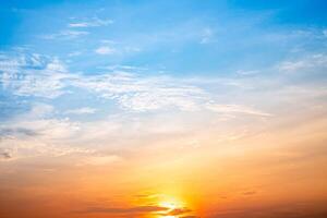 schön , Luxus Sanft Gradient Orange Gold Wolken und Sonnenlicht auf das Blau Himmel perfekt zum das Hintergrund, nehmen im Abend, Dämmerung, groß Größe, hoch Definition Landschaft Foto