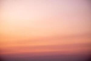 schön , Luxus Sanft Gradient Orange Gold Wolken und Sonnenlicht auf das Blau Himmel perfekt zum das Hintergrund, nehmen im Abend, Dämmerung, groß Größe, hoch Definition Landschaft Foto