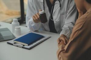 Arzt oder Arzt empfehlen Tabletten medizinisch Rezept zu männlich geduldig foto