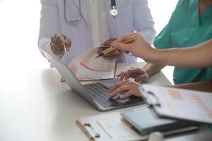 medizinisch Mannschaft Treffen um Tabelle im modern Krankenhaus foto