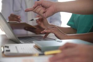 medizinisch Mannschaft Treffen um Tabelle im modern Krankenhaus foto