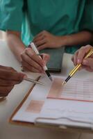 medizinisch Mannschaft Treffen um Tabelle im modern Krankenhaus foto