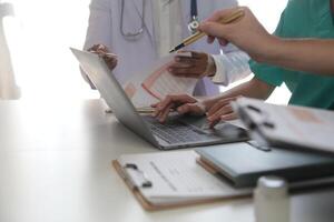 medizinisch Mannschaft Treffen um Tabelle im modern Krankenhaus foto