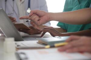 medizinisch Mannschaft Treffen um Tabelle im modern Krankenhaus foto