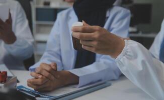 Mannschaft von medizinisch Mitarbeiter haben Morgen Treffen im Sitzungssaal. Ärzte und Krankenschwestern suchen beim Digital Tablette. foto