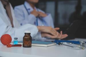 Arzt diskutieren Diagnose während das treffen. Gruppe von Arzt diskutieren Arbeit Angelegenheit im das Büro beim arbeiten. das medizinisch Mannschaft diskutiert Behandlung Optionen mit das geduldig. foto