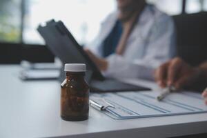 Arzt diskutieren Diagnose während das treffen. Gruppe von Arzt diskutieren Arbeit Angelegenheit im das Büro beim arbeiten. das medizinisch Mannschaft diskutiert Behandlung Optionen mit das geduldig. foto