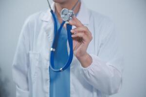 Senior Arzt tragen Weiß Mantel Stehen halten Stethoskop im Hände. älter männlich Arzt Gesundheitswesen Fachmann zeigen medizinisch Ausrüstung bereit zu Hör mal zu Lunge oder Herz Konzept. schließen oben Aussicht foto