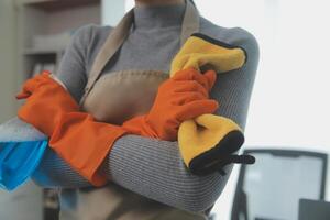 Frau Reinigung Tabelle mit Lappen und Diffusor beim heim. foto