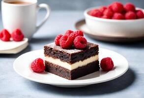 Foto Brownies Turm mit Hütte Käsekuchen und Himbeeren