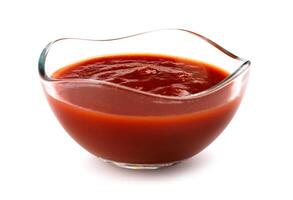 Ketchup im ein Glas Tasse isoliert auf ein Weiß Hintergrund. Tomate Soße . foto