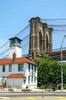 New York City, USA - 21. Juni 2016. Brooklyn Bridge im Sommer mit Manhattan Bridge im Hintergrund foto