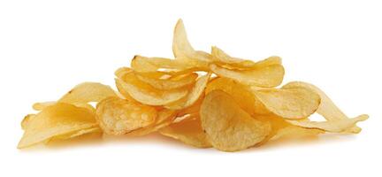 isoliert Chips. Gruppe von Kartoffel Chips isoliert auf Weiß Hintergrund mit Ausschnitt Pfad foto