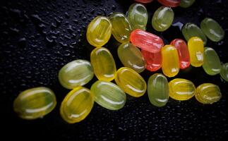 viele von bunt Süßigkeiten. mehrfarbig Süßigkeiten auf ein schwarz Hintergrund. Marmelade Süßigkeiten. foto