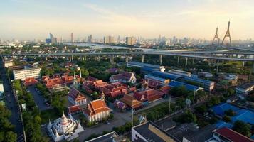 Luftaufnahme des Tempels und der Bhumibol-Brücke in Bangkok, Thailand foto