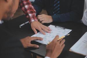 echt Nachlass Agent und Der Umsatz Manager Mannschaft Analyse Preisgestaltung von Vermietung mieten Vertrag von Verkauf Kauf Vereinbarung, über Hypothek Darlehen Angebot zum und Haus Versicherung. foto