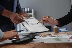 Geschäft Mannschaft Treffen Arbeiten mit Neu Anfang Projekt, Diskussion und Analyse Daten das Diagramme und Grafiken. Digital Tablette, Taschenrechner, Laptop Computer verwenden, Geschäft Finanzen und Buchhaltung Konzept. foto