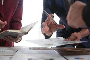 Geschäft Mannschaft Treffen Arbeiten mit Neu Anfang Projekt, Diskussion und Analyse Daten das Diagramme und Grafiken. Digital Tablette, Taschenrechner, Laptop Computer verwenden, Geschäft Finanzen und Buchhaltung Konzept. foto